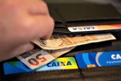 O que o trabalhador ganharia com a possibilidade de pagar o cartão de crédito com FGTS?